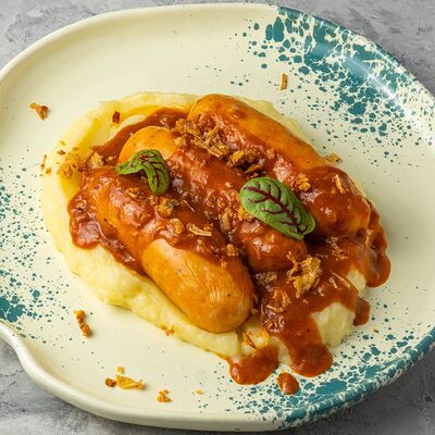 Немецкие колбаски Карривурст с картофельным пюре в Jager restopub по цене 790 ₽