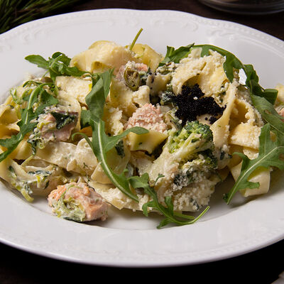 Феттуччине с подкопченным лососем в La Maison гастробутик по цене 1040 ₽