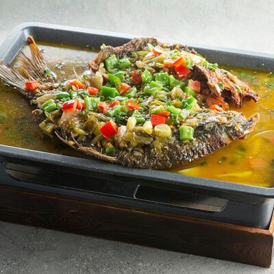 Запеченный карп с маринованной пекинской капустой в See China по цене 1750 ₽