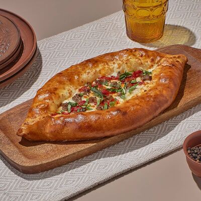 Хачапури лодочка с говядиной и томатом в Dostaевский по цене 688 ₽