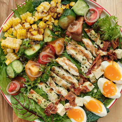 Кобб-салат с курицей в Dacha restaurant по цене 1070 ₽