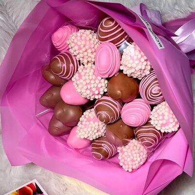 Клубника в шоколаде букет 21 ягода в Bloom House по цене 3900 ₽