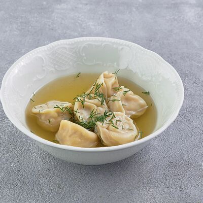 Пельмени с цесаркой и белыми грибами в бульоне в Царь по цене 690 ₽