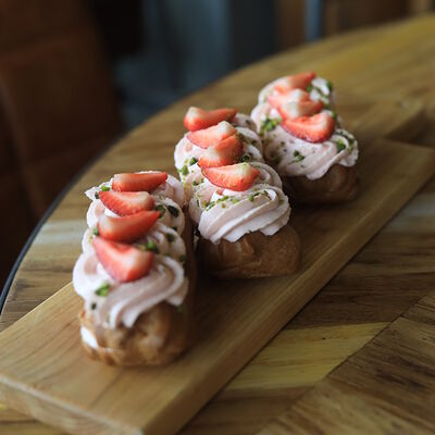 Эклер с клубникой в Сыроварня по цене 600 ₽