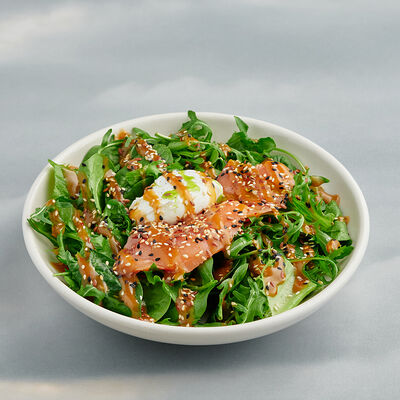 Салат зеленый с лососем и яйцом пашот в Буше по цене 715 ₽