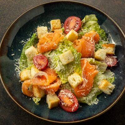 Цезарь с лососем в Harat's Irish Pub по цене 890 ₽