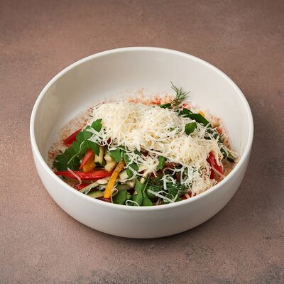 Салат с овощами и копченым сыром в VASILCHUKI Chaihona №1 по цене 520 ₽