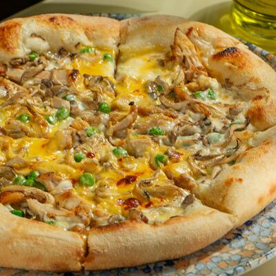 С курицей, грибами и горошком в Стекляшка по цене 940 ₽