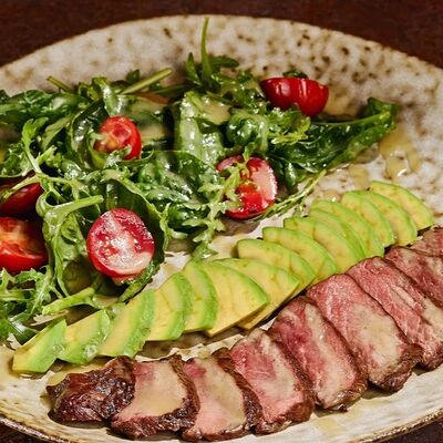 Стейк-салат с филе миньон, авокадо и рукколой в Гастробар DOM по цене 760