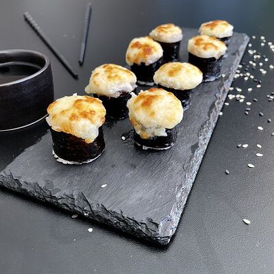 Мини запеченный с лососем в ProSushi по цене 259 ₽