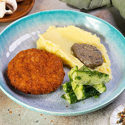 Куриная котлета в хрустящей панировке с картофельным пюре в Чайка по цене 550 ₽