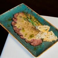 Классический Вителло тоннато с каперсами в Утёсовъ