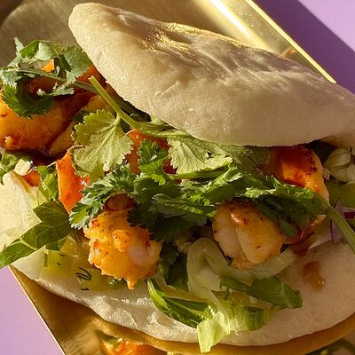 Сэндвич на паровой булочке Бао, испеченной сегодня, с креветкой, лайм, кокос в Просто Азия x Десертория по цене 540 ₽