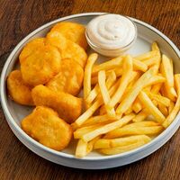Куриные наггетсы с фри в BBJ Burger & Bar