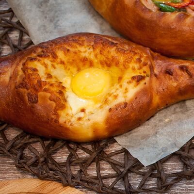 Хачапури по-аджарски в Амирани по цене 360 ₽