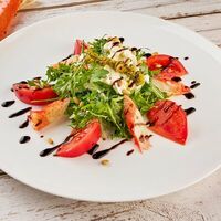 Салат с крабом, старчателлой и соусом песто в Mr. Crabs