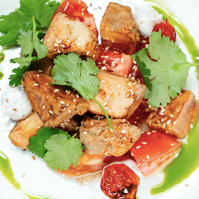 Салат с хрустящими баклажанами, томатами и кремом из черного трюфеля в Теория Гастробар по цене 813 ₽