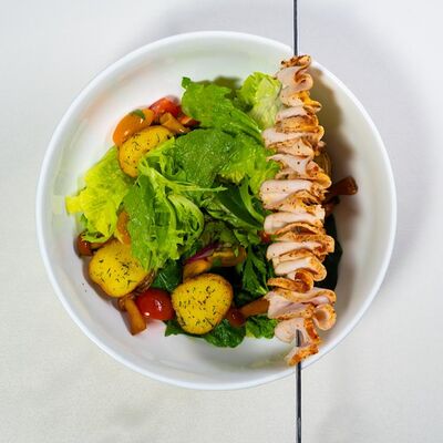 Салат с цыпленком, молодым картофелем и со сливочным соусом Умув Гоголь по цене 620 ₽