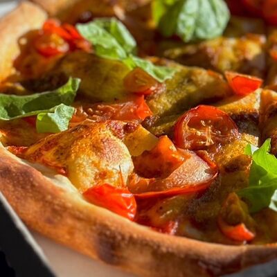 Пицца с соусом песто и томатами в Caramel по цене 675 ₽