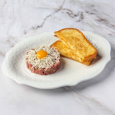 Тартар из говядины с тостами из бриошьв Хлеб и Вино по цене 1350 ₽