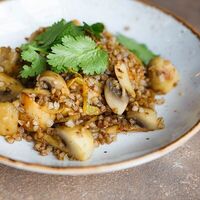 Гречневая каша с обжаренными белыми грибами в Дюшес