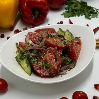 Салат по-грузински с грецким орехом в Хачапуридзе по цене 520 ₽