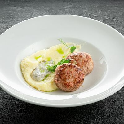 Мясные котлеты с картофельным пюре и грибным жюльеном в Нектарин по цене 560 ₽