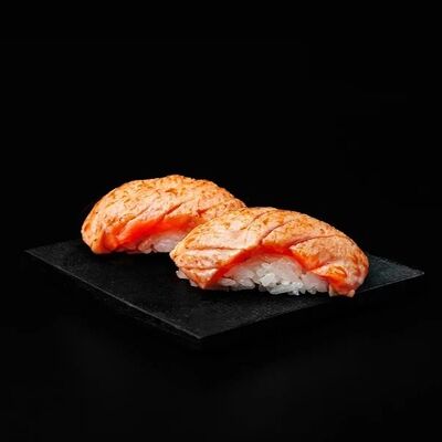 Суши Опаленный лососьв Sushi please по цене 480 ₽