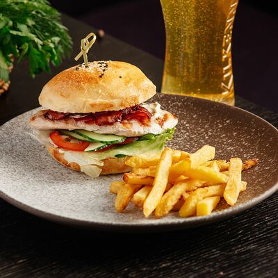 Бургер куриный в Crazy Hunter по цене 650 ₽