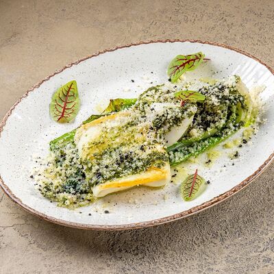 Кальмар с песто и жаренным Романо в У рыбака по цене 950 ₽