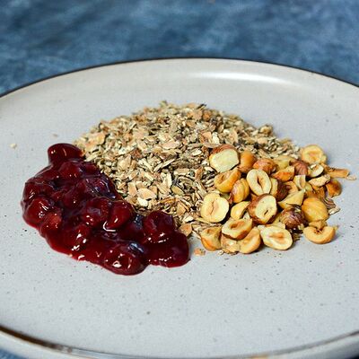 Гранола с соусом из ягод с домашним йогуртом в Мегаполис по цене 215 ₽