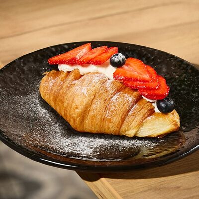 Круассан с ягодами и сливочным кремом в THE ZAVTRAK по цене 810 ₽