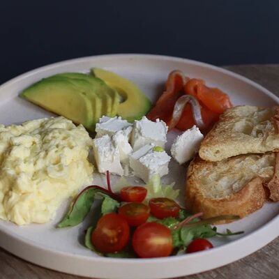 Скрэмбл с лососем, авокадо и фетой в Локация кофе по цене 660 ₽