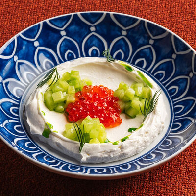 Взбитая сметана с красной икрой и малосольными огурцами в Дзеими по цене 608 ₽