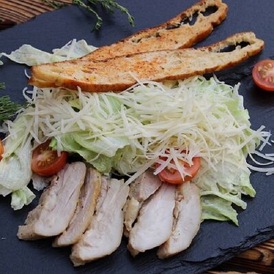 Салат Цезарь с курицей в Вертел по цене 595 ₽
