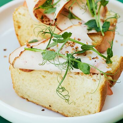 Сэндвич со скрэмблом беконом и копченой курицей в Nuahule по цене 20 р.