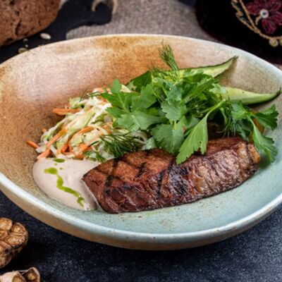 Грудинка телёнка с салатом коул-слоу и перечным соусом в Гусь по цене 1170 ₽