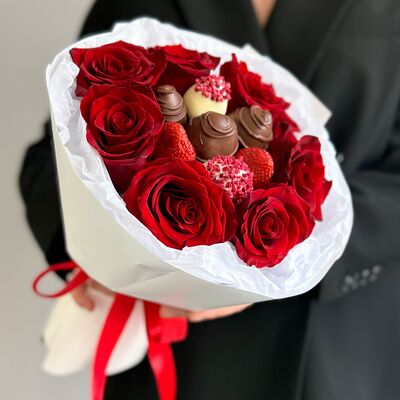 Клубничный букет в шоколаде с цветами Екатерина в Клубника по цене 5990 ₽