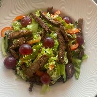 Салат с говядиной и кунжутной заправкой в Россвик