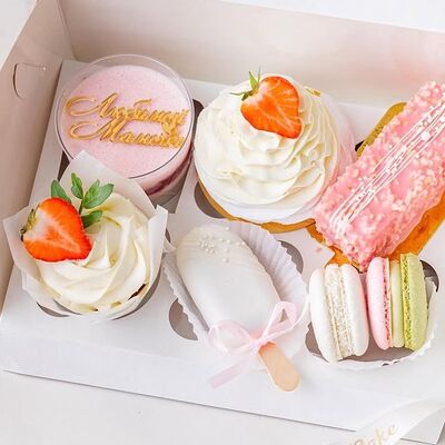 Набор из 7 десертов на День Мамы в Мамин Cake по цене 2450 ₽