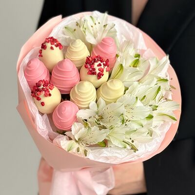 Букет из клубники в шоколаде с цветами Диана S в Клубника по цене 3990 ₽