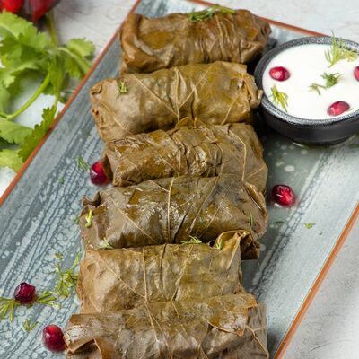 Долма в виноградных листьях в Лаваш Town Красная по цене 600 ₽