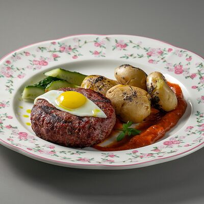 Бифштекс с печеным картофелем и малосольными огурцами в Байкал по цене 1050 ₽