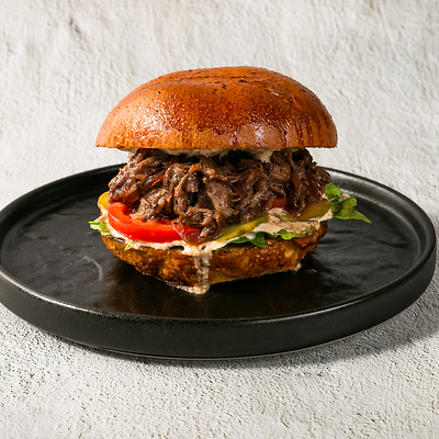 Бургер с говяжьими щечками в Гриль-паб ЕрмолаевЪ по цене 830 ₽