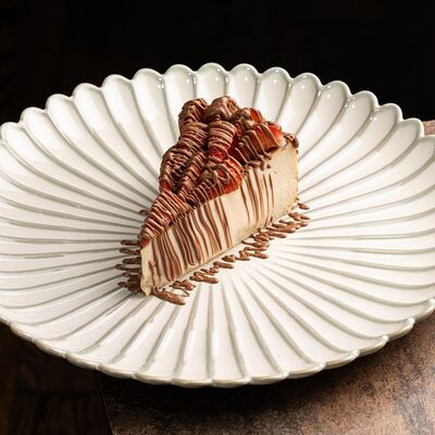 Банановый чизкейк с ягодами и шоколадом в CAFE 15/86 по цене 890 ₽