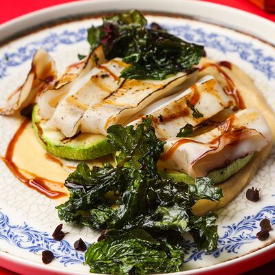 Кальмар на гриле с кабачками и кремом из цветной капусты в SAGA по цене 710 ₽