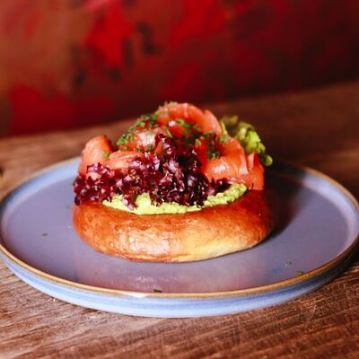 Ватрушка с лососем и кремом зеленый лукв Пинки Бандински по цене 27 р.