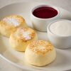 Сырники с малиновым соусом и сметаной в Macadamia кафе по цене 635