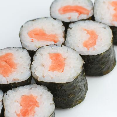 Ролл с копчёным лососем в IONOTO по цене 330 ₽