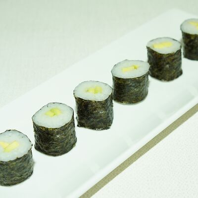 Ролл с авокадо в СУШИSELL по цене 339 ₽